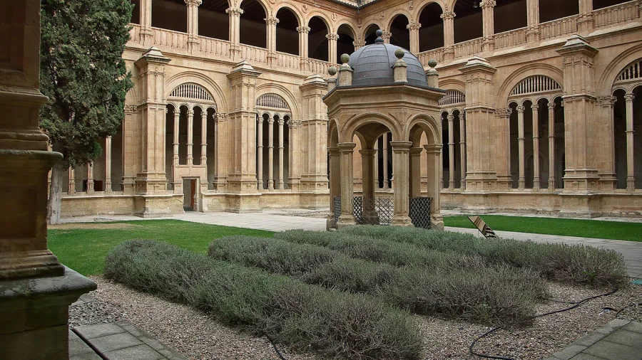 Claustro de los Reyes: paseo, memoria y leyendas · Convento de San Esteban