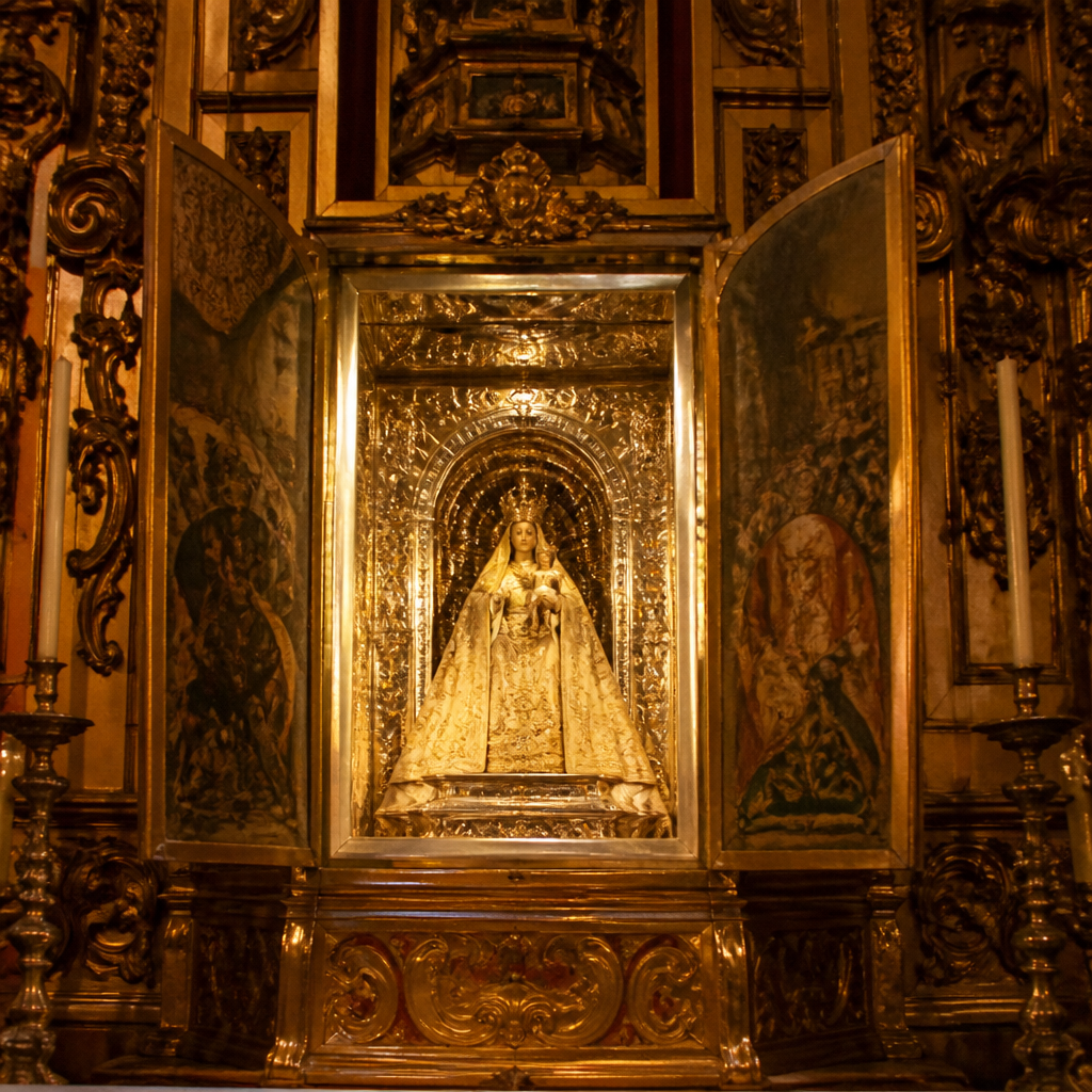 Camarín con la imagen de la Virgen del Valle en el Santuario de Santaella