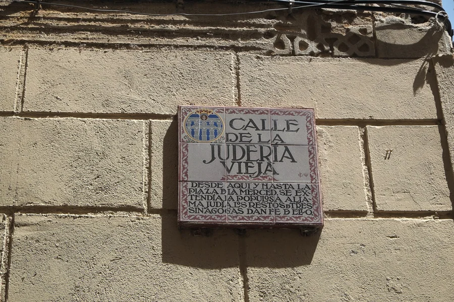 Calle de la Judería Vieja junto a la muralla en la Judería de Segovia