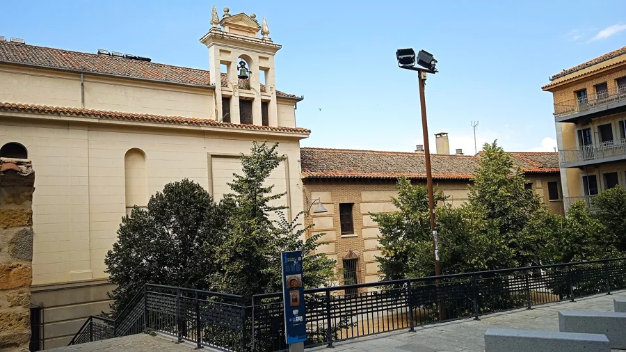 Puerta de San Andrés y vista del valle hacia el cementerio judío de Segovia