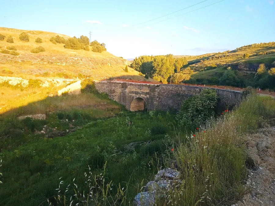 Valle de Tejadilla y cuevas de Tejadilla