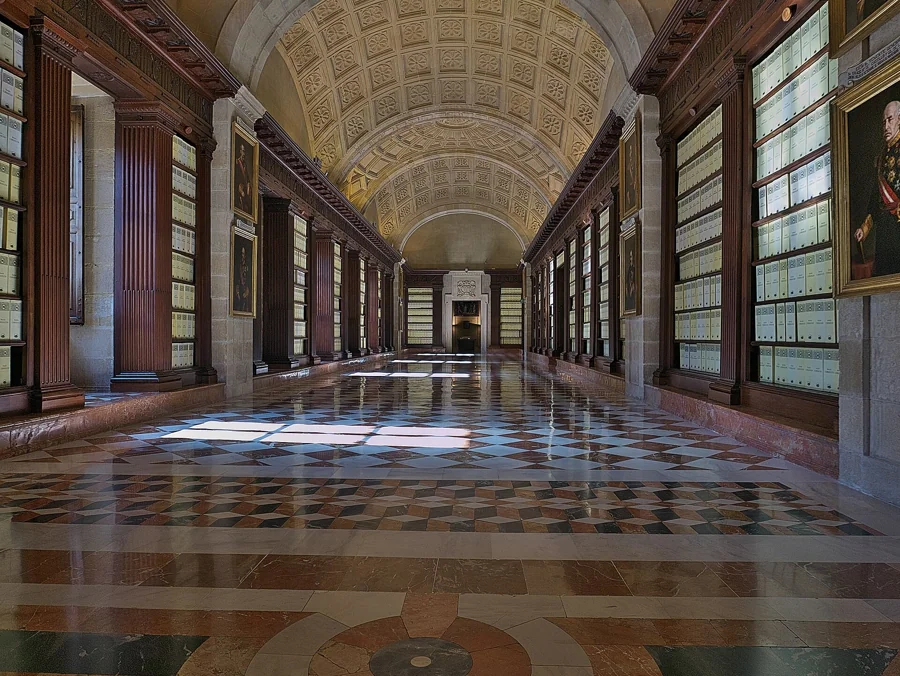 Documentos históricos en una sala del Archivo General de Indias