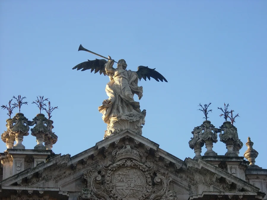 Portada barroca y estatua de la Fama de la Real Fábrica de Tabacos de Sevilla