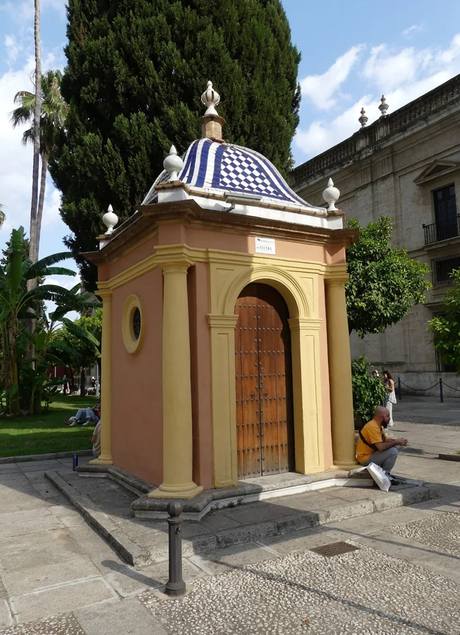 Foso y garitas del perímetro de la antigua fábrica de tabacos de Sevilla