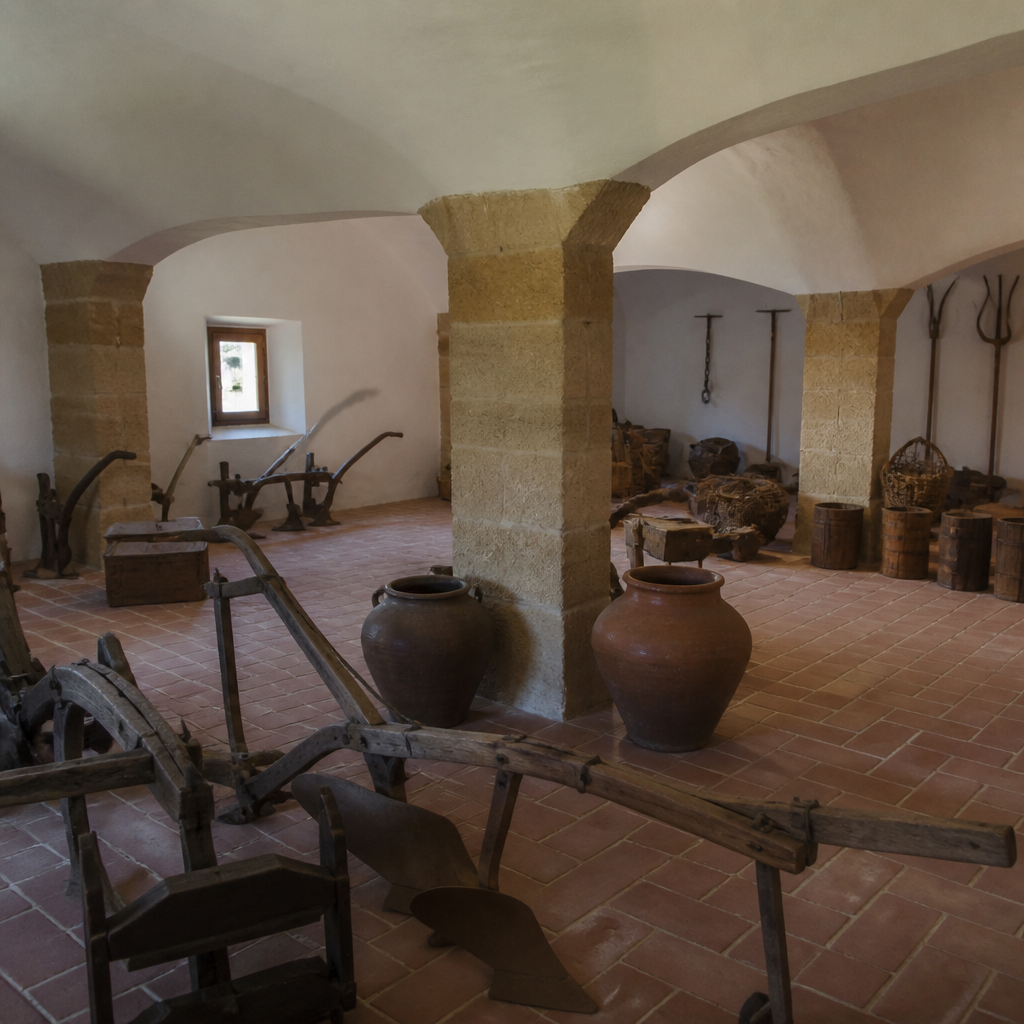 Exposición de aperos en la planta alta de la Casa de la Cárcel de Torrecampo