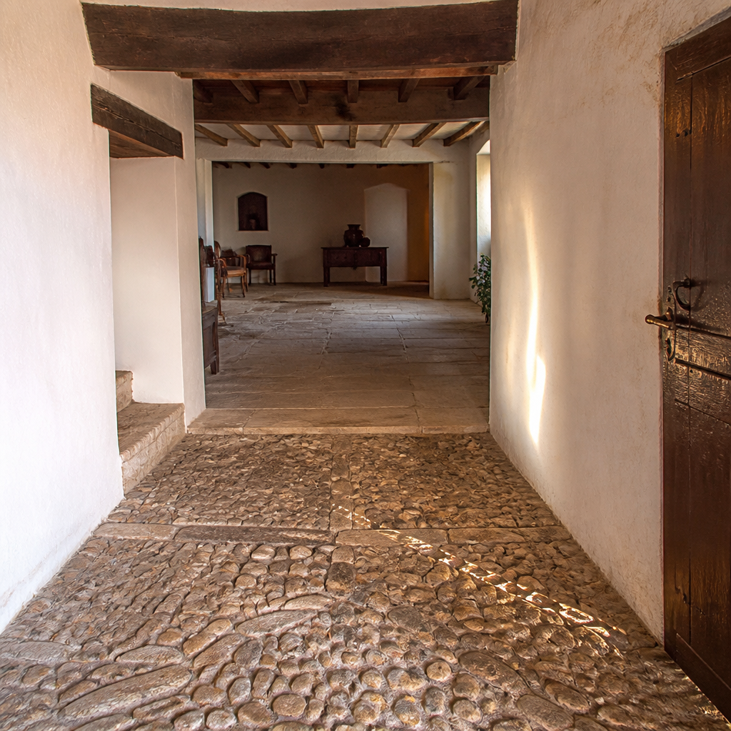 Vestíbulo empedrado de la Posada del Moro en Torrecampo