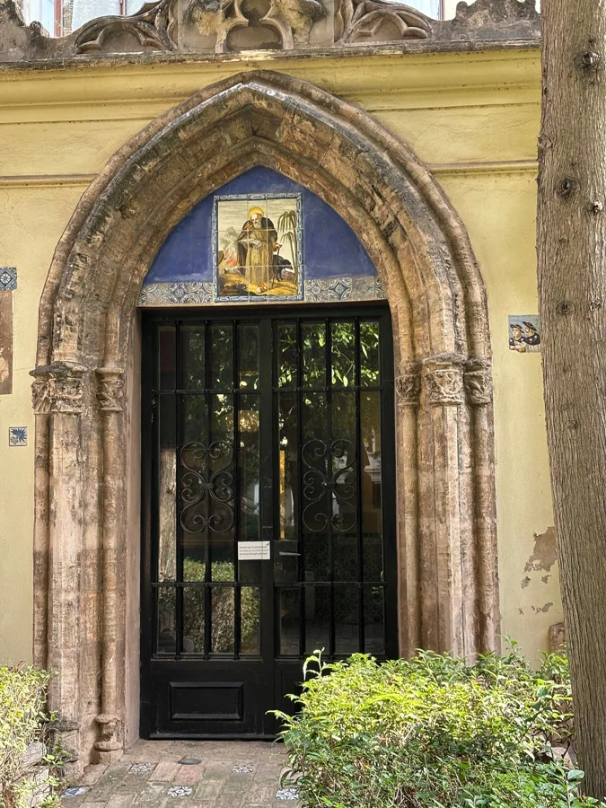 Jardín de la Casa Museo Benlliure en Valencia con patio en cruz y árboles