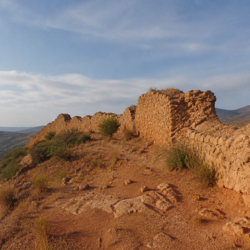 Muro de piedra en el escarpado sur del Castillo de la Mora