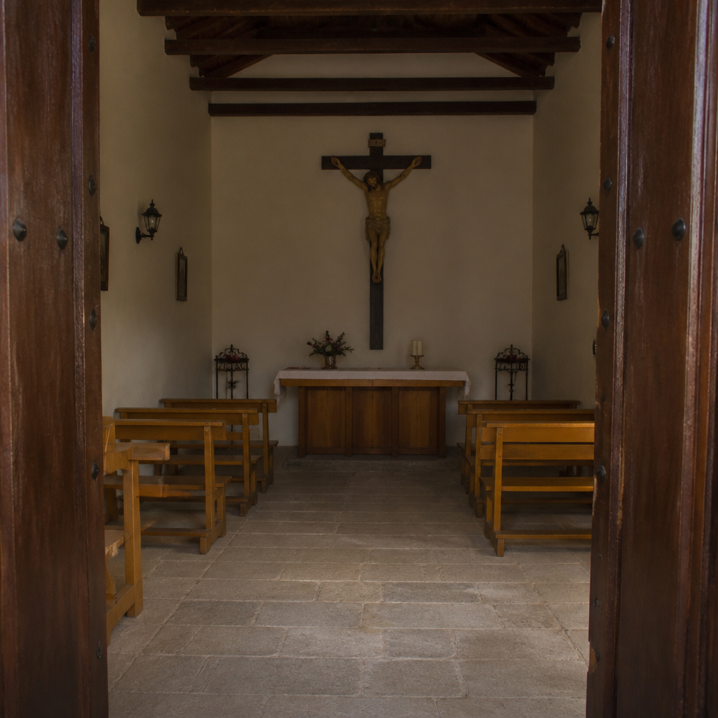 Altar con el Cristo Crucificado en la Ermita del Cristo de las Angustias de Villaralto