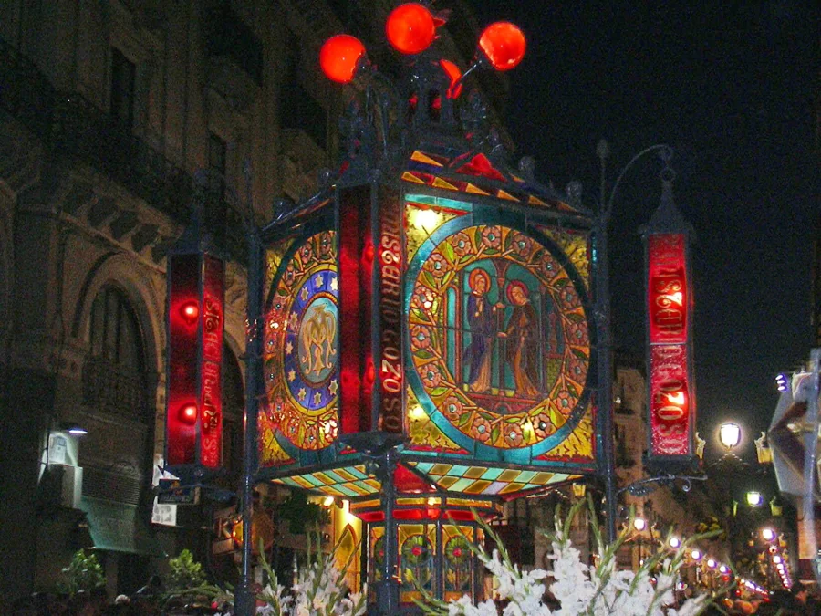 Faroles de cristal del Rosario de Cristal de Zaragoza durante las Fiestas del Pilar