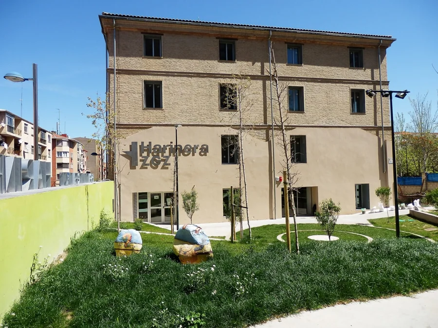 Jardín Sergio Algora, acceso a la Harinera ZGZ en Zaragoza